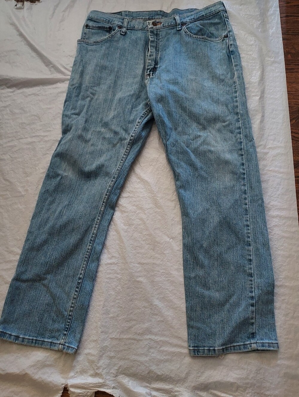 Wrangler Men's Light Blue Relaxed Straight Jeans